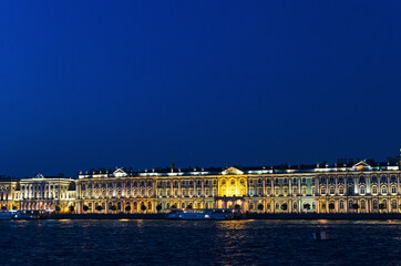 Obraz premium RUSSIA, Saint Petersburg: Scenic sunset cityscape view of the city architecture with Neva river bridges. Evening twightlight St. Isaac's Cathedral architecture 
