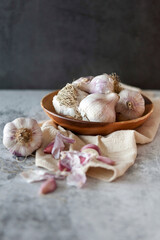 Whole garlic and cloves in a plate