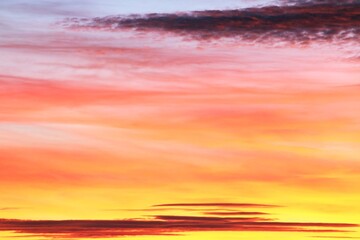 Nubes con colores cálidos al atardecer. Fondo de nubes en el cielo con los últimos rayos de sol sobre la Sierra de Guadarrama en Madrid.