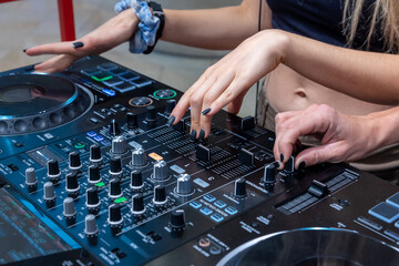 DJane working on a mixtable