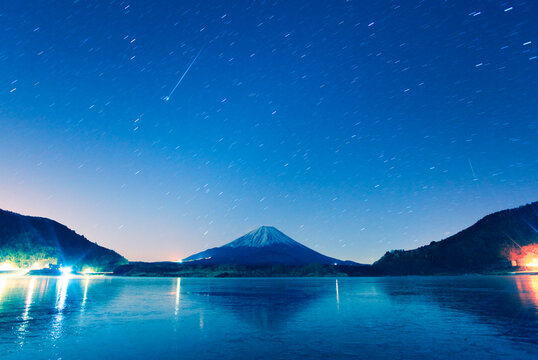 結氷した精進湖と星空と富士山と流星, 富士河口湖町,山梨県