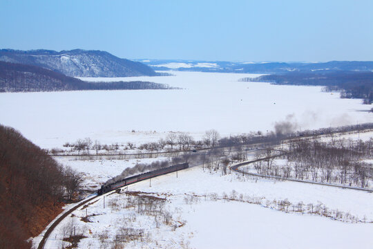 釧路湿原とSL冬の湿原号と結氷した塘路湖, 標茶町,川上郡,北海道