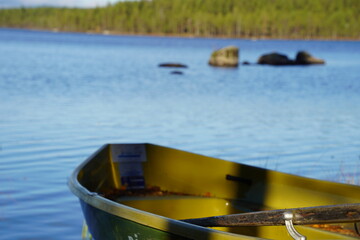 湖畔とボート、ボート