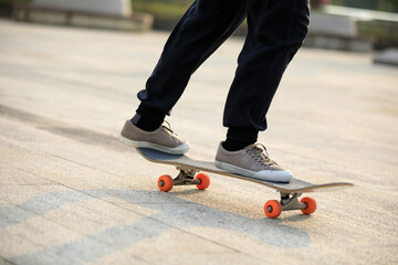 Fototapeta premium Skateboarder skateboarding outdoors in city
