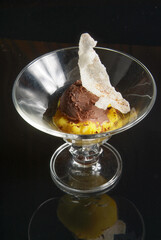 Crema de azafran con helado y chocolate