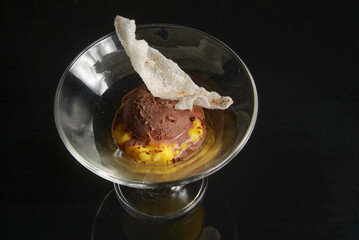 Crema de azafran con helado y chocolate