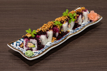 Plato de maki estilo moderno con salsa de arándanos