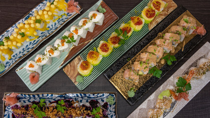 Mesa con diferentes platos de Uramaki