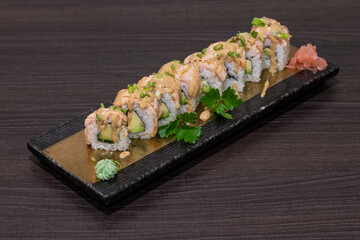 Plato de maki con salmón estilo moderno