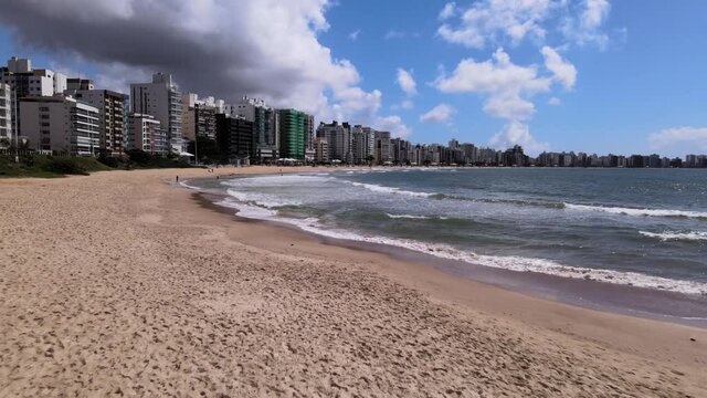 Imagens de drone da praia do Morro em Guarapari, uma manh&atilde; ensolarada na praia do Esp&iacute;rito Santo.