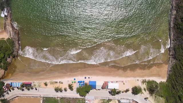 Imagens de drone da praia do Morro em Guarapari, uma manhã ensolarada na praia do Espírito Santo.