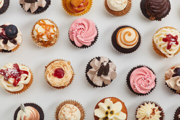 Vieltfalt und Auswahl Konzept mit bunten Cupcakes von oben