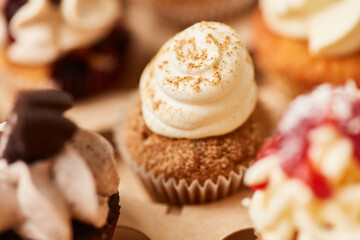 Cupcake mit Sahne und Dekoration zwischen Cupcakes