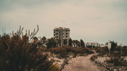 Floras y edificio abandonado