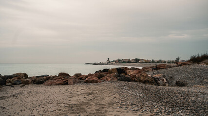 Silla, rocas, mar y pueblo 2