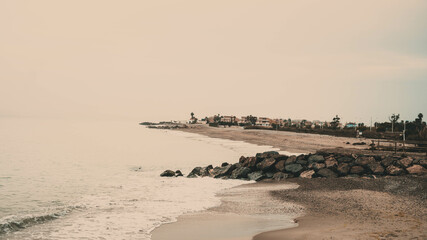 Mar, rocas y pueblo