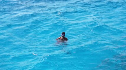 ssi padi courses divers on the water surface before diving