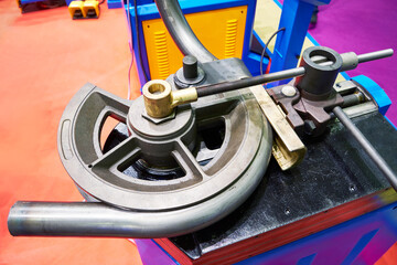 Tube bending machine mandrelless