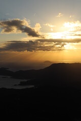 瀬戸内海の日の出！周防大島展望テラス　嵩山山頂の朝日の光　瀬戸内アルプス