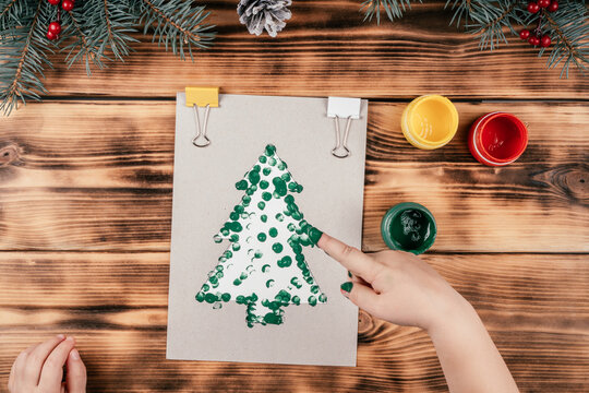 Step-by-step Greeting card Christmas tree with children's fingerprints tutorial. Step 6: Make prints along outline