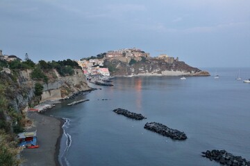 Procida – Baia di Corricella dalla terrazza panoramica di Villa Eldorado prima del tramonto