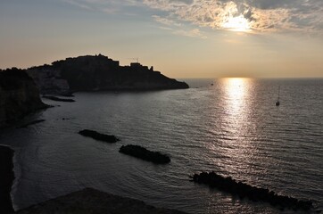 Procida – Baia di Corricella dalla terrazza panoramica di Villa Eldorado in controluce