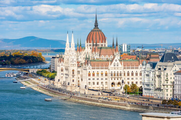 Naklejka premium Hungarian parliament building and Danube river, Budapest, Hungary