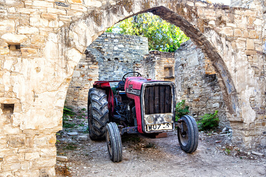 Vintage Massey Ferguson 265 Tractor