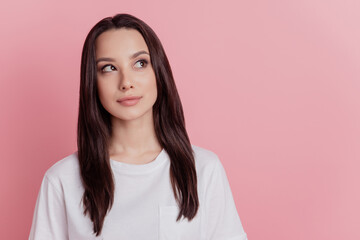 Obraz premium Photo of young attractive girl dreamy minded look empty space plan isolated over pink color background