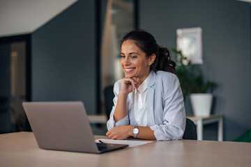 Adult woman, talking to her employees