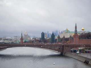 Obraz premium a city in a fog and a river