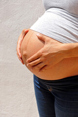 Mujer embarazada a punto de dar a luz. Joven mujer esperando el feliz nacimiento de su primer bebé