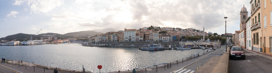 Fototapeta na wymiar Panorama de la ville de Port Vendres dans les Pyrénées orientales (France)