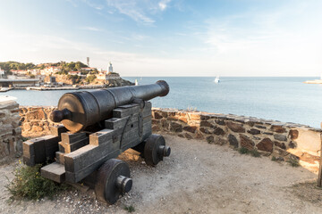 Entrée du port de Port Vendres protégée par un vieux canon