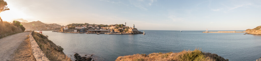 Fototapeta na wymiar Panorama de l'entrée du port de Port Vendres