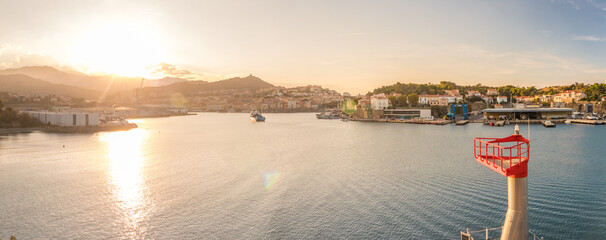 Obraz premium coucher de soleil sur Port Vendres dans les pyrénées orientales (france)