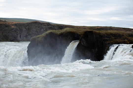 La llaman &laquo;la bella&raquo; en contraposici&oacute;n a la cascada de Dettifoss cuyo aspecto y estruendo la han hecho merecedora del apodo de &laquo;la bestia&raquo;. 
