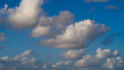 Cumulus de beau temps, moutonnant le ciel.  Le temps est anticyclonique et paisible