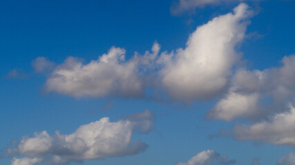 Cumulus de beau temps, moutonnant le ciel.  Le temps est anticyclonique et paisible