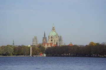 Obraz premium New Town Hall, Hanover - Lower Saxony. In the foreground the Maschsee. Germany 