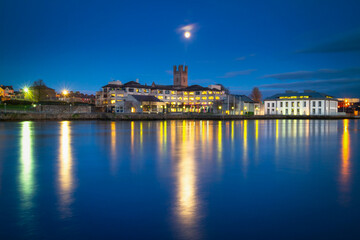 Obraz na płótnie Canvas Beautiful scenery of Limerick city at the Shannon river at night, Ireland