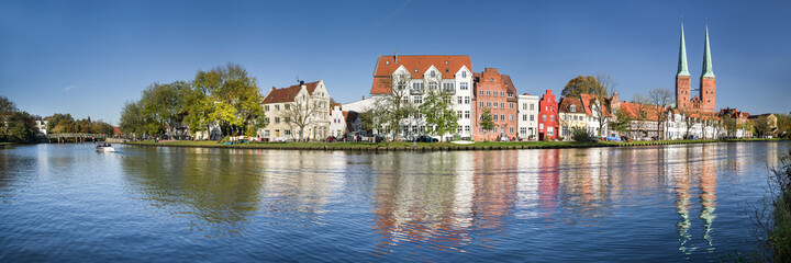 Lübeck - sonniges Stadttrave - Panorama entzerrt
