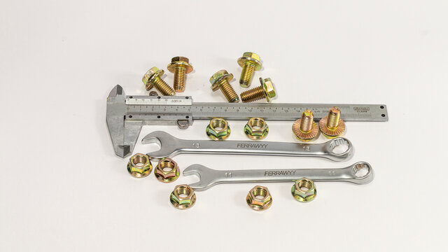 Pernos, tuercas y algo mas.  Bolts, nuts and something else.