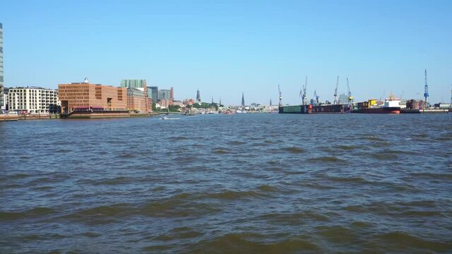 Elbe bei Hamburg vom Schiff - Hamburger Hafen