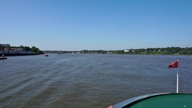 Elbe bei Hamburg vom Schiff bei Blankenese - Hamburger Hafen