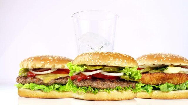 Fast Food mit Cola - Hamburger, Cheeseburger und Fishburger