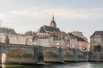Basel, Rhein, Rheinbrücke, Altstadt, Martinskirche, Rheinsprung, Rheinufer, Boote, Stadt, Altstadthäuser, Grossbasel, Herbst, Herbstmesse, Herbstfarben, Schweiz