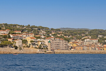 Fototapeta na wymiar ville de Cassis vue de la mer