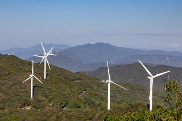 たくさんの風力発電の風車
