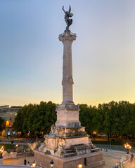 Fototapeta na wymiar Colonne du monument aux Girondins, place des Quinconces au coucher de soleil à Bordeaux, Gironde